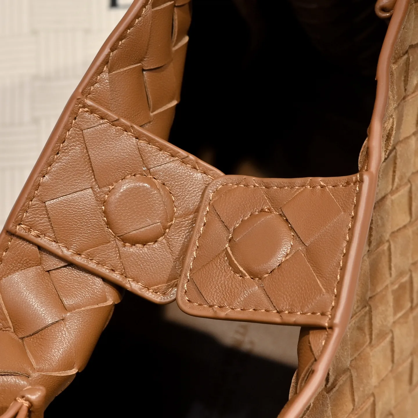 Batch 2060 BOTTEGA VENETA2025 new autumn medium suede parachuta has a unique appearance with the iconic metal knot, and a whole piece of leather folds the four corners into a parachute shape! The exquisite Knot metal buckle is like putting jewelry on a bag. It is high-end and elegant. Its super capacity can hold all your things! The overall effect of this bag is very different from before. It is neither too delicate to provide a large capacity nor too bulky because of its practicality. It simply provides a perfectly suitable bag for casual and simple people👜 Style number: 5921 Size: 29.5*18.5*17.5cm